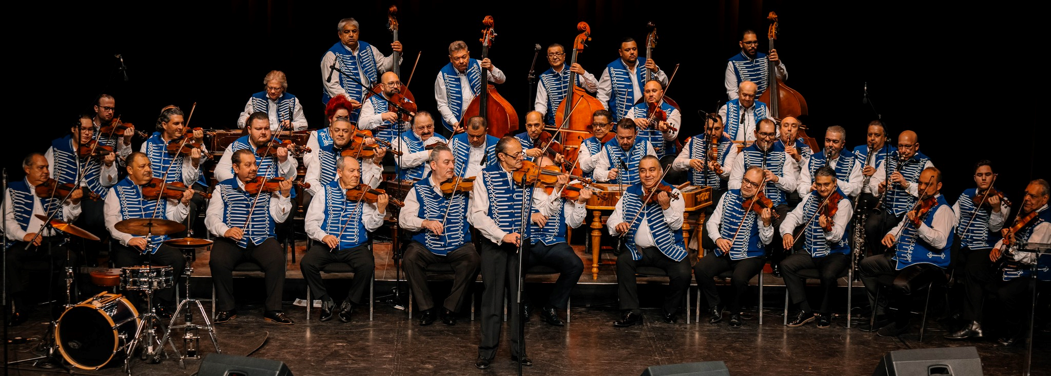 Pannon Cigányzenekar teljes nagyzenekara koncert közben
